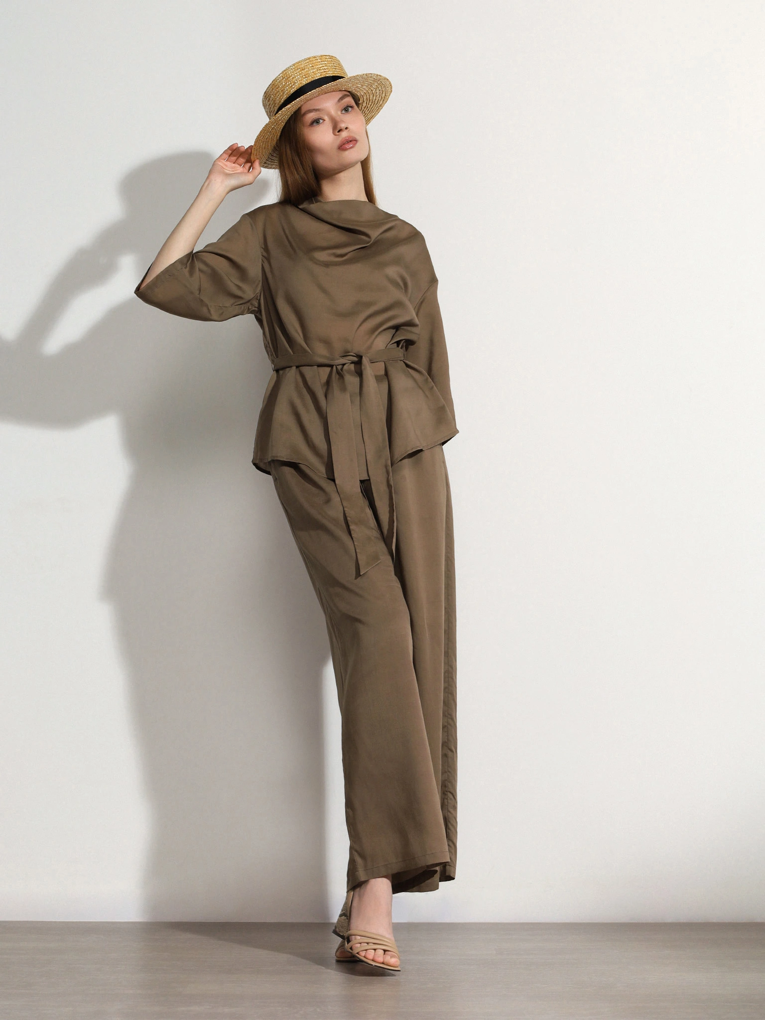 Блуза песочного цвета с поясом